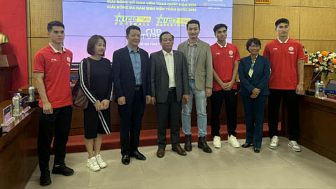 Tiền đạo tuyển Việt Nam gửi thông điệp ý nghĩa tới các bạn sinh viên yêu bóng đá